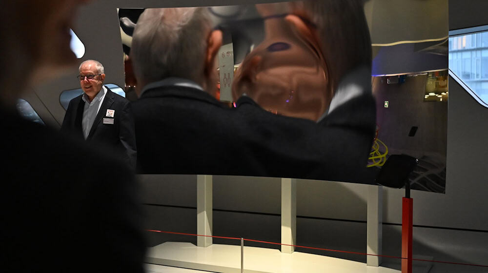 Michel Junge, Geschäftsführer und Direktor des Phaeno, zeigt in dem Wissenschaftsmuseum nach dem Umbau unter anderem rund 200 überarbeitete Exponate. / Foto: Shireen Broszies/dpa