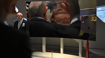 Michel Junge, Geschäftsführer und Direktor des Phaeno, zeigt in dem Wissenschaftsmuseum nach dem Umbau unter anderem rund 200 überarbeitete Exponate. / Foto: Shireen Broszies/dpa