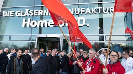 Die IG Metall betont, dass ein Standortwechsel für die Beschäftigten freiwillig sei. / Foto: Sebastian Kahnert/dpa