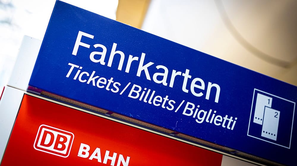 Das Niedersachsen-Ticket wird zum Fahrplanwechsel etwas teuer. (Symbolbild) / Foto: Moritz Frankenberg/dpa