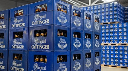 Bei der Brauerei Oettinger haben sich die Tarifparteien nun geeinigt. (Archivbild) / Foto: Stefan Puchner/dpa