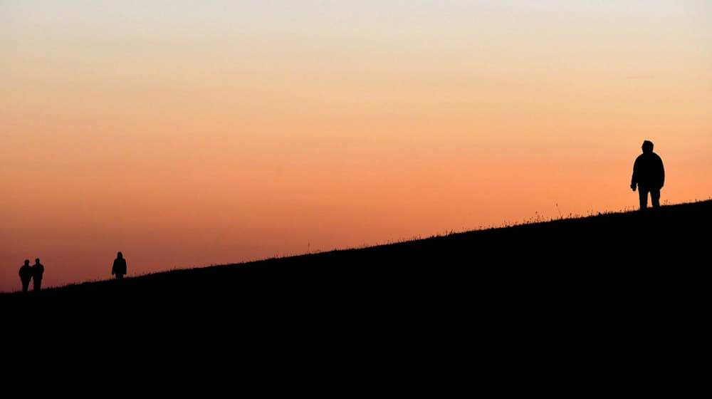 Im friesischen Wangerland sind Menschen aufgerufen, das neue Jahr auf den Deichen mit Fackeln, Lichterketten und Taschenlampen zu begrüßen. (Symbolbild) / Foto: picture alliance / dpa