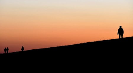 Im friesischen Wangerland sind Menschen aufgerufen, das neue Jahr auf den Deichen mit Fackeln, Lichterketten und Taschenlampen zu begrüßen. (Symbolbild) / Foto: picture alliance / dpa