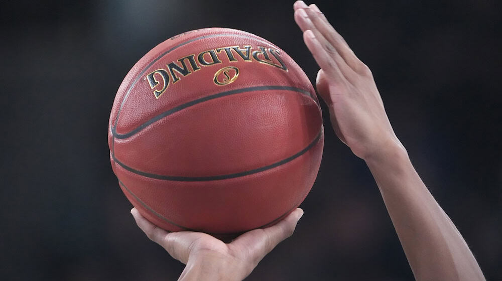 Basketball-Spieler kämpfen um den Ballbesitz. (Archivbild) / Foto: Marcus Brandt/dpa