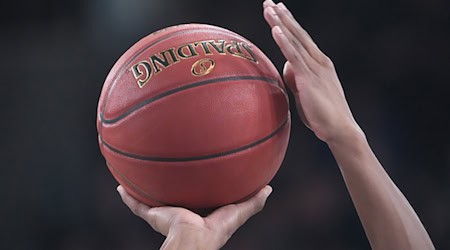 Basketball-Spieler kämpfen um den Ballbesitz. (Archivbild) / Foto: Marcus Brandt/dpa