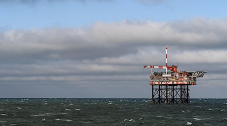 Die Förderplattform von One-Dyas wird nun mit Strom von einem nahegelegenen Windpark betrieben. (Archivbild) / Foto: Lars Penning/dpa