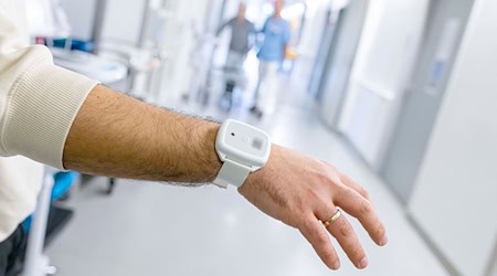 Armbänder wie dieses mit einem Transponder sollen helfen, die Verbreitung multiresistenter Erreger einzudämmen. / Foto: Michael Matthey/dpa