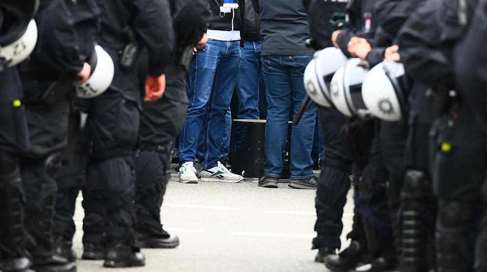 Die Polizei in Hamburg bereitet sich auf das Nordderby zwischen dem Hamburger SV und Werder Bremen vor. (Archiv) / Foto: ---/dpa