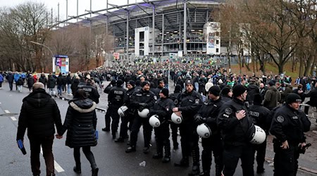 Vor Anpfiff des Nordderbys ist es laut Polizei zu einer gewaltsamen Auseinandersetzung gekommen.  / Foto: Christian Charisius/dpa