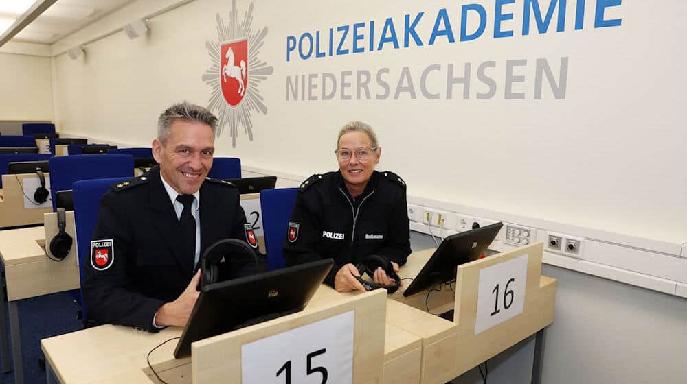 Sie arbeiten mit an der Zukunft der Polizei: Matthias Schwarze und Anja Bußmann von der Polizeiakademie im Computertest-Raum. / Foto: Stefan Rampfel/dpa