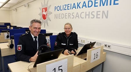 Sie arbeiten mit an der Zukunft der Polizei: Matthias Schwarze und Anja Bußmann von der Polizeiakademie im Computertest-Raum. / Foto: Stefan Rampfel/dpa