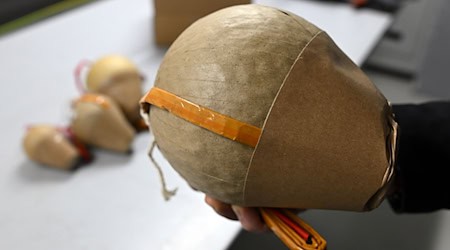 Durch den unsachgemäßen Gebrauch von Profi-Feuerwerk, wie etwa Kugelbomben, kommt es an Silvester immer wieder zu schweren Unfällen. (Archivbild)  / Foto: Federico Gambarini/dpa
