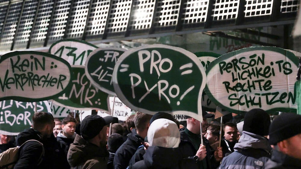 Am ersten Tag der Innenministerkonferenz in Bremen haben Hunderte Fußballfans gegen verschärfte Sicherheitsmaßnahmen beim Fußball demonstriert.  / Foto: Focke Strangmann/dpa