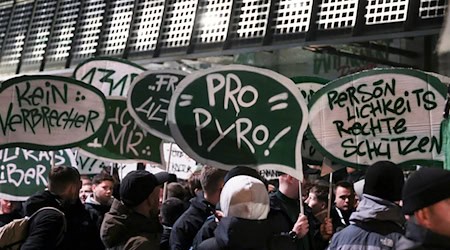 Am ersten Tag der Innenministerkonferenz in Bremen haben Hunderte Fußballfans gegen verschärfte Sicherheitsmaßnahmen beim Fußball demonstriert.  / Foto: Focke Strangmann/dpa
