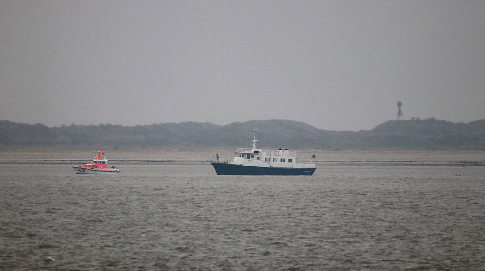 Seenotretter haben Passagiere eines festgefahrenen Beerdigungsschiffes vor Juist geborgen und auf das Festland gebracht.  / Foto: Volker Bartels/dpa