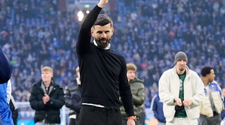 Auf Erfolg getrimmt: Der FC Schalke 04 unter Trainer Muslic soll im letzten Spiel des Jahres noch einmal an die Grenzen gehen.  / Foto: Bernd Thissen/dpa