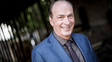 Herbert Knaup mag körperliche Arbeit. (Archivbild) / Foto: Christian Charisius/dpa