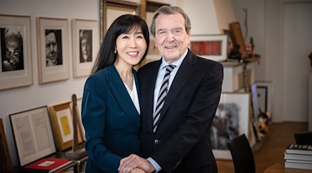 Seine Frau veröffentlichte das Weihnachtsfoto des Altkanzlers. (Archivbild) / Foto: Michael Kappeler/dpa