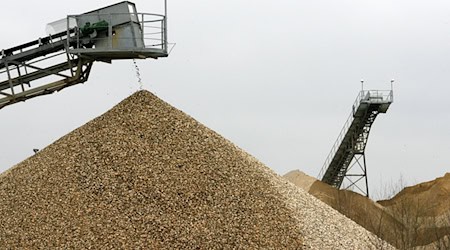 Kies und Sand sind weiter der in Deutschland am häufigsten gewonnene Rohstoff. Doch die Fördermenge schrumpft. (Symbolbild) / Foto: Roland Weihrauch/dpa