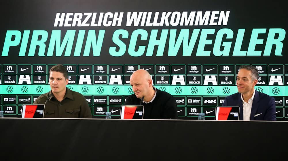 Die neue Führung des VfL Wolfsburg: Sportdirektor Pirmin Schwegler (2.v.l.) sitzt bei seiner Vorstellung neben Sport-Geschäftsführer Peter Christiansen (2.v.r.) und dem Aufsichtsratsvorsitzenden Sebastian Rudolph (r). / Foto: Darius Simka/regios24/dpa