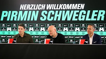 Die neue Führung des VfL Wolfsburg: Sportdirektor Pirmin Schwegler (2.v.l.) sitzt bei seiner Vorstellung neben Sport-Geschäftsführer Peter Christiansen (2.v.r.) und dem Aufsichtsratsvorsitzenden Sebastian Rudolph (r). / Foto: Darius Simka/regios24/dpa