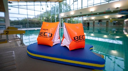 Schwimmunterricht für Kinder. / Foto: David Inderlied/dpa