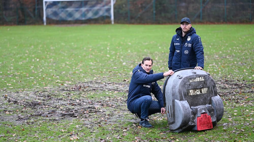 Ein Roboter-Rasenmäher zerstörte in Friesland ein Fußballfeld. (Archivfoto) / Foto: Lars Penning/dpa