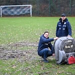 Ein Roboter-Rasenmäher zerstörte in Friesland ein Fußballfeld. (Archivfoto) / Foto: Lars Penning/dpa