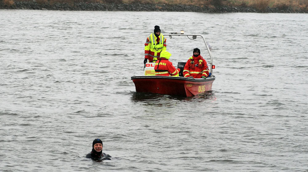 Die DLRG war zur Sicherheit vor Ort. / Foto: Kai Morrschlatt/dpa