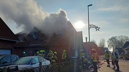 Bei einem Brand sind sechs Menschen verletzt worden. / Foto: -/Feuerwehren der SG Mittelweser//dpa