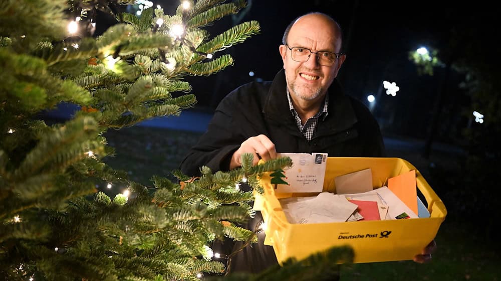 Bereits im Laufe des Jahres kommen Briefe aus aller Welt bei Hubert Weddehage an. (Archivbild) / Foto: Sina Schuldt/dpa