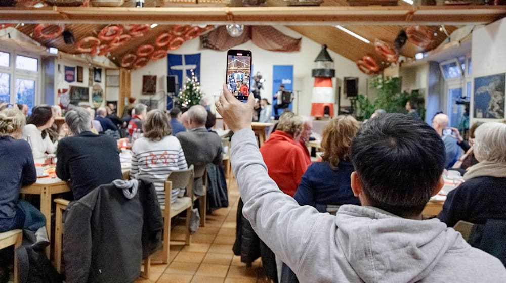 Es werden wieder viele Grüße gesendet und persönliche Geschichten erzählt.  / Foto: Markus Scholz/dpa