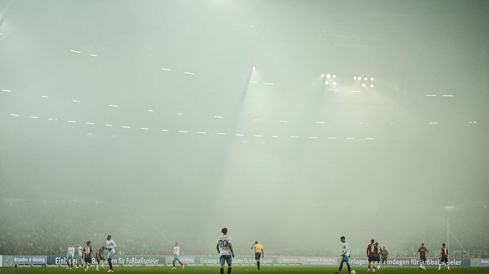 Spielunterbrechung in Hannover. / Foto: Swen Pförtner/dpa