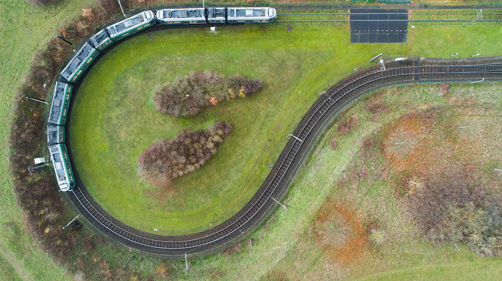 Der Unfall ereignete sich an einem Bahnübergang nahe dem Messegelände in Hannover, wo üblicherweise die Stadtbahnlinie 6 verkehrt. (Symbolbild) / Foto: Julian Stratenschulte/dpa