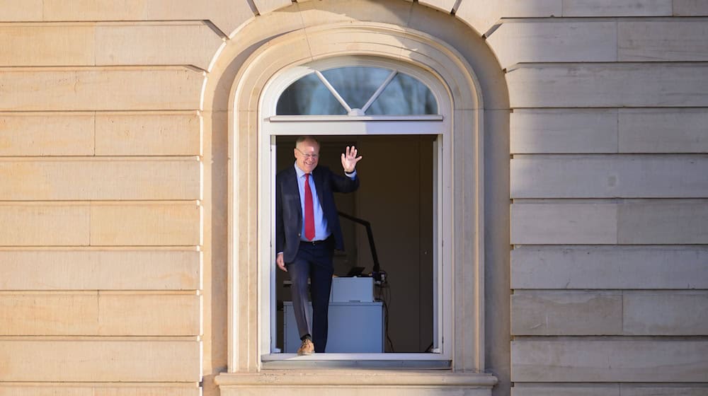 Grüßt aus seinem neuen Büro im Landtag: Niedersachsens früherer Regierungschef Weil. / Foto: Julian Stratenschulte/dpa