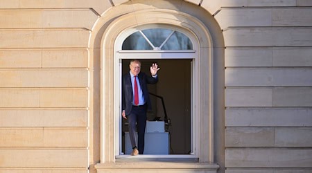 Grüßt aus seinem neuen Büro im Landtag: Niedersachsens früherer Regierungschef Weil. / Foto: Julian Stratenschulte/dpa