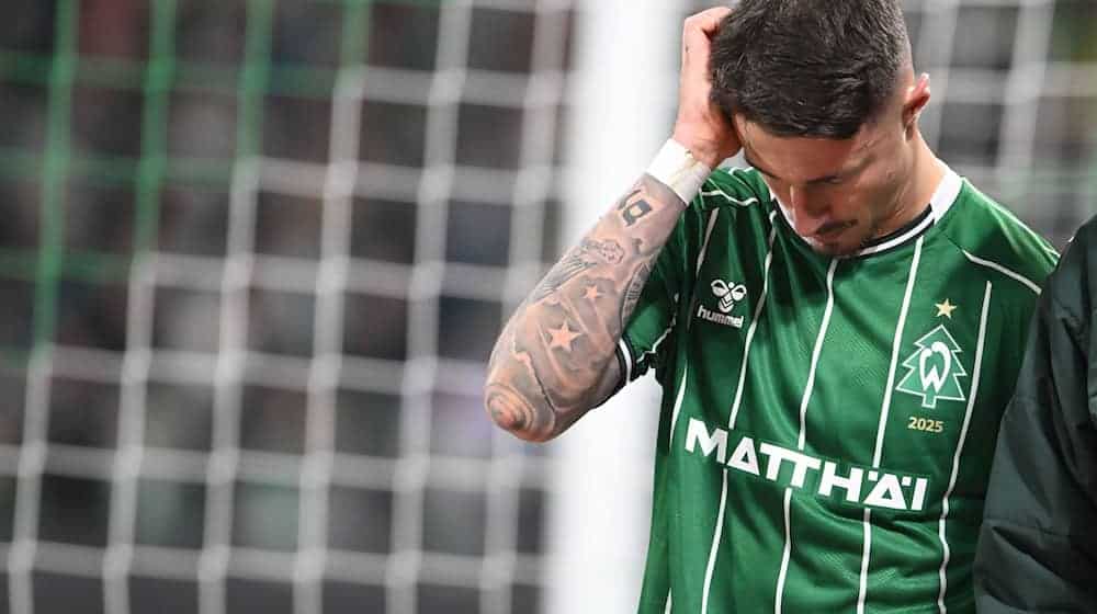 Werder-Kapitän Marco Friedl musste verletzt raus. / Foto: Carmen Jaspersen/dpa