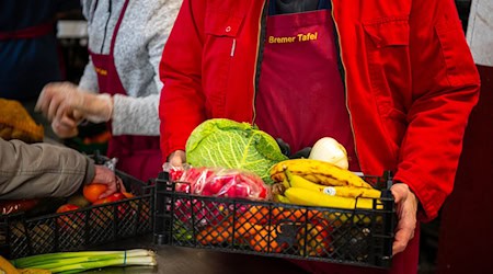 Durch die Tafeln werden nicht nur von Armut betroffene Menschen versorgt, es werden auch Lebensmittel vor der Tonne gerettet.  / Foto: Sina Schuldt/dpa