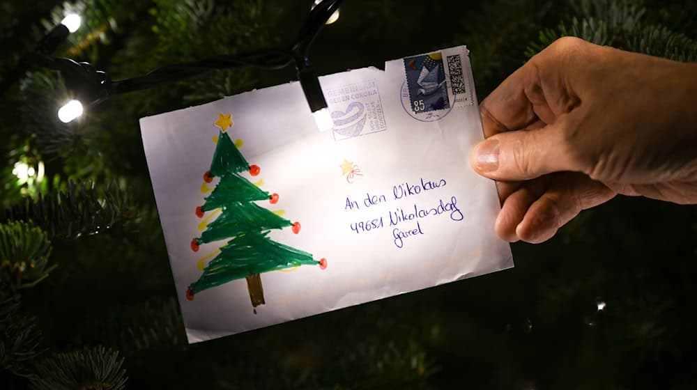 Bereits im Laufe des Jahres kommen Briefe aus aller Welt an. (Archivbild) / Foto: Sina Schuldt/dpa