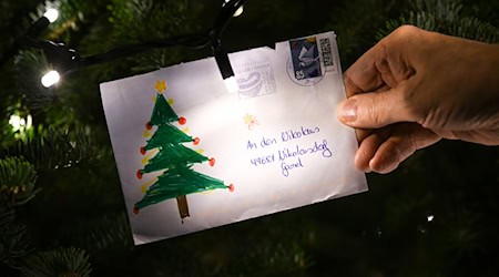 Bereits im Laufe des Jahres kommen Briefe aus aller Welt an. (Archivbild) / Foto: Sina Schuldt/dpa