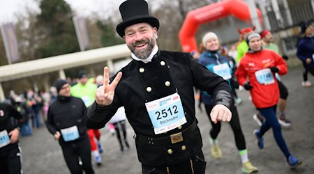 Viele Läufer und Läuferinnen lassen das Jahr beim Silvesterlauf in Hannover sportlich ausklingen. / Foto: Julian Stratenschulte/dpa