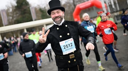 Viele Läufer und Läuferinnen lassen das Jahr beim Silvesterlauf in Hannover sportlich ausklingen. / Foto: Julian Stratenschulte/dpa