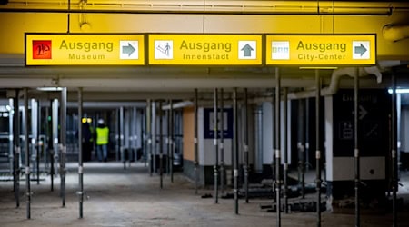 Die einsturzgefährdete Tiefgarage mitten in Oldenburg wird mit Tausenden Stützen stabilisiert.  / Foto: Hauke-Christian Dittrich/dpa
