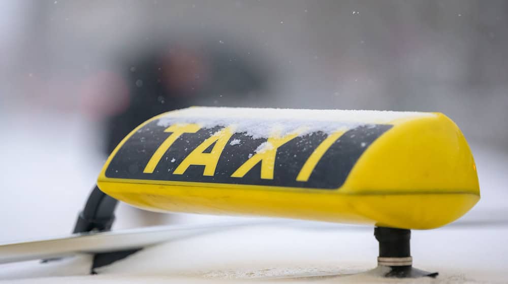 Einen 53-jährigen Taxifahrer wurde in Bremen im eigenen Auto überfallen. (Symbolbild) / Foto: Jonas Walzberg/dpa