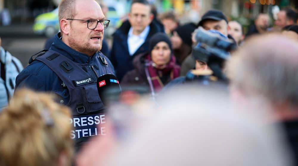 Die Ermittler prüfen Videosequenzen aus einem angrenzenden Parkhaus mit maskierten Personen und zwei Fahrzeugen. / Foto: Christoph Reichwein/dpa
