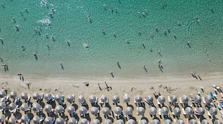 Beliebtes Sommerziel: In den Tui-Buchungen für das kommende Jahr liegt Griechenland weit vorn. (Archivbild) / Foto: Thanassis Stavrakis/AP/dpa