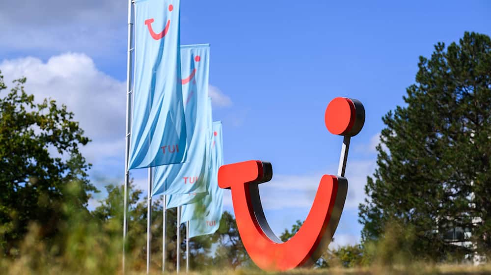 Tui schüttet wieder Geld an seine Anteilseigner aus. (Archivbild) / Foto: Julian Stratenschulte/dpa