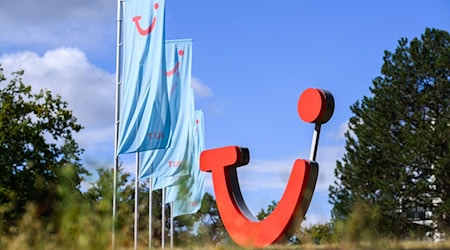 Tui schüttet wieder Geld an seine Anteilseigner aus. (Archivbild) / Foto: Julian Stratenschulte/dpa