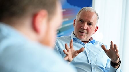 Die Radikalisierung von Einzelpersonen im Internet ist schwer zu erkennen, sagt Verfassungsschutzpräsident Pejril. (Archivbild) / Foto: Shireen Broszies/dpa