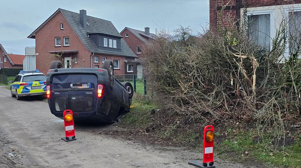 Die Verfolgungsfahrt endete abrupt. / Foto: -/Nord-West-Media TV/dpa